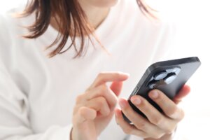 スマホでお問合せする女性